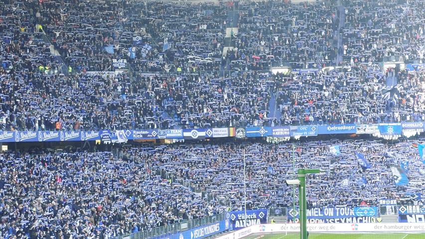 Blick ins Volkspark-Stadion mit HSV-Fans
